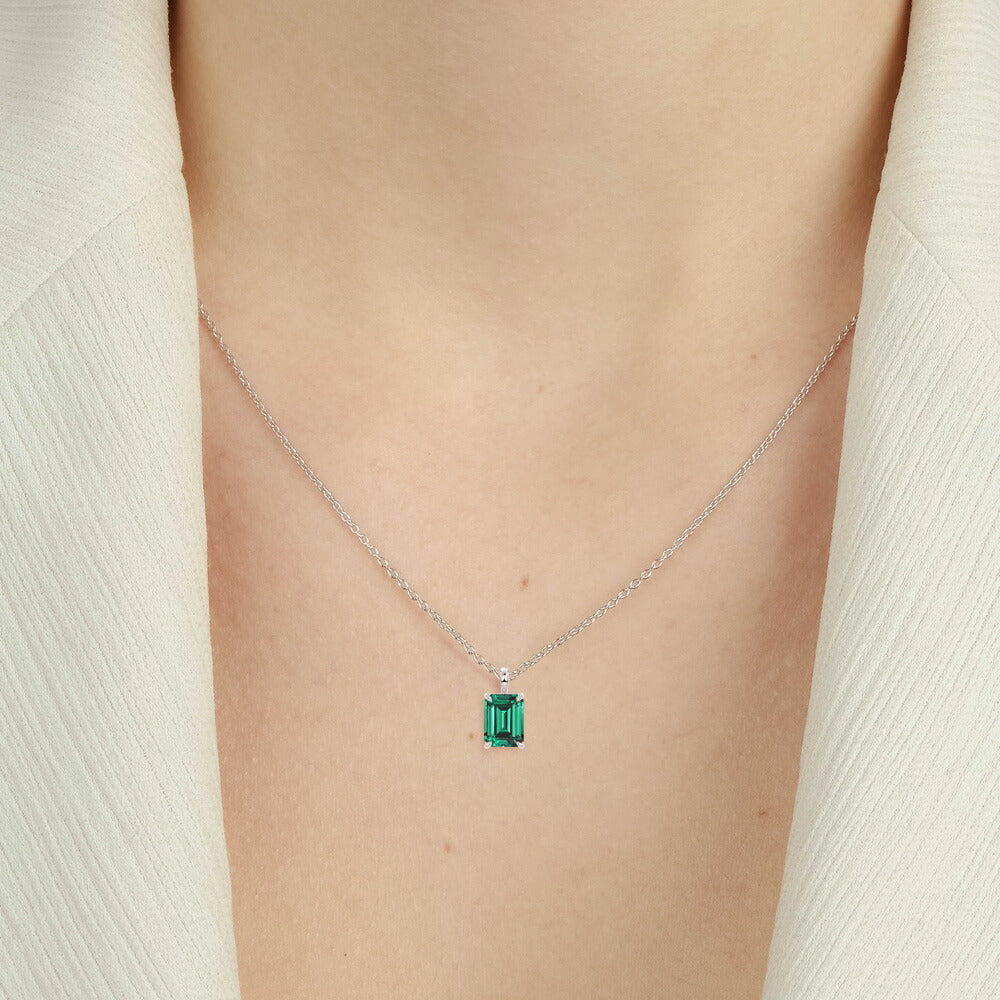 1ct ラボグロウンエメラルド エメラルドカット 一粒ネックレス:着用イメージ・白ジャケット