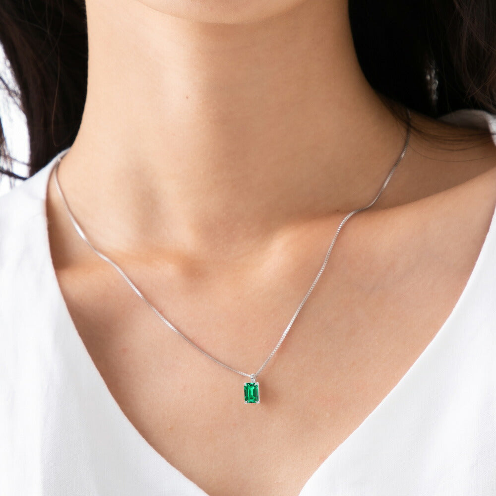 1ct ラボグロウンエメラルド エメラルドカット 一粒ネックレス:着用イメージ・白シャツ