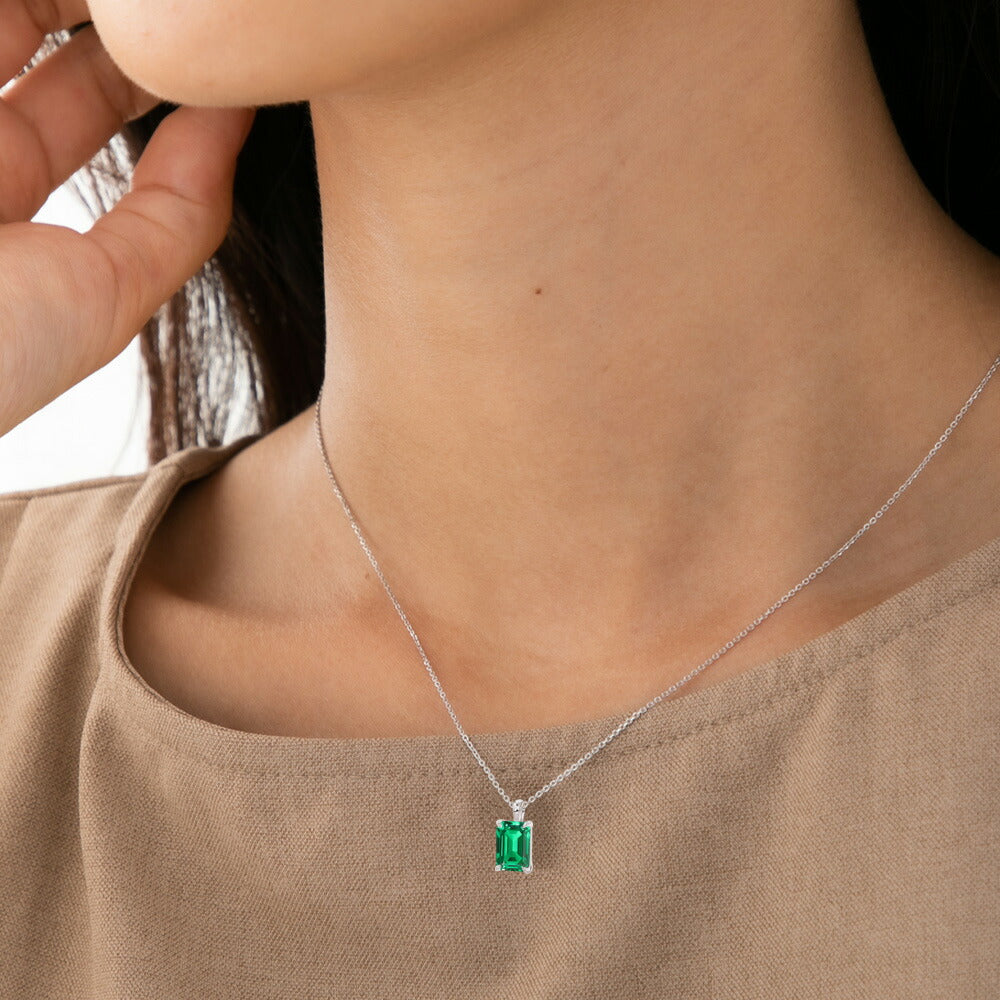 1ct ラボグロウンエメラルド エメラルドカット 一粒ネックレス:着用イメージ・ベージュ