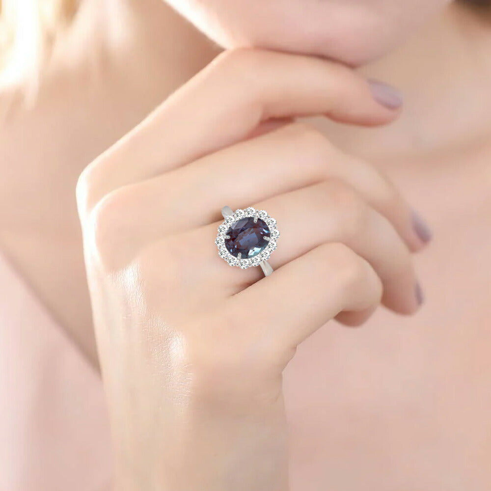 約6.8ct ラボグロウン・アレキサンドライト オーバル ヘイローリング:手元での着用イメージ