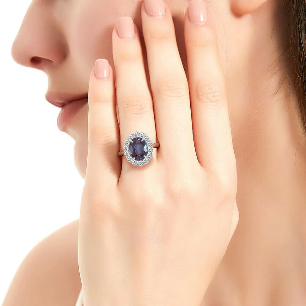 約6.8ct ラボグロウン・アレキサンドライト オーバル ヘイローリング:プラチナ・手元でのサイズ感