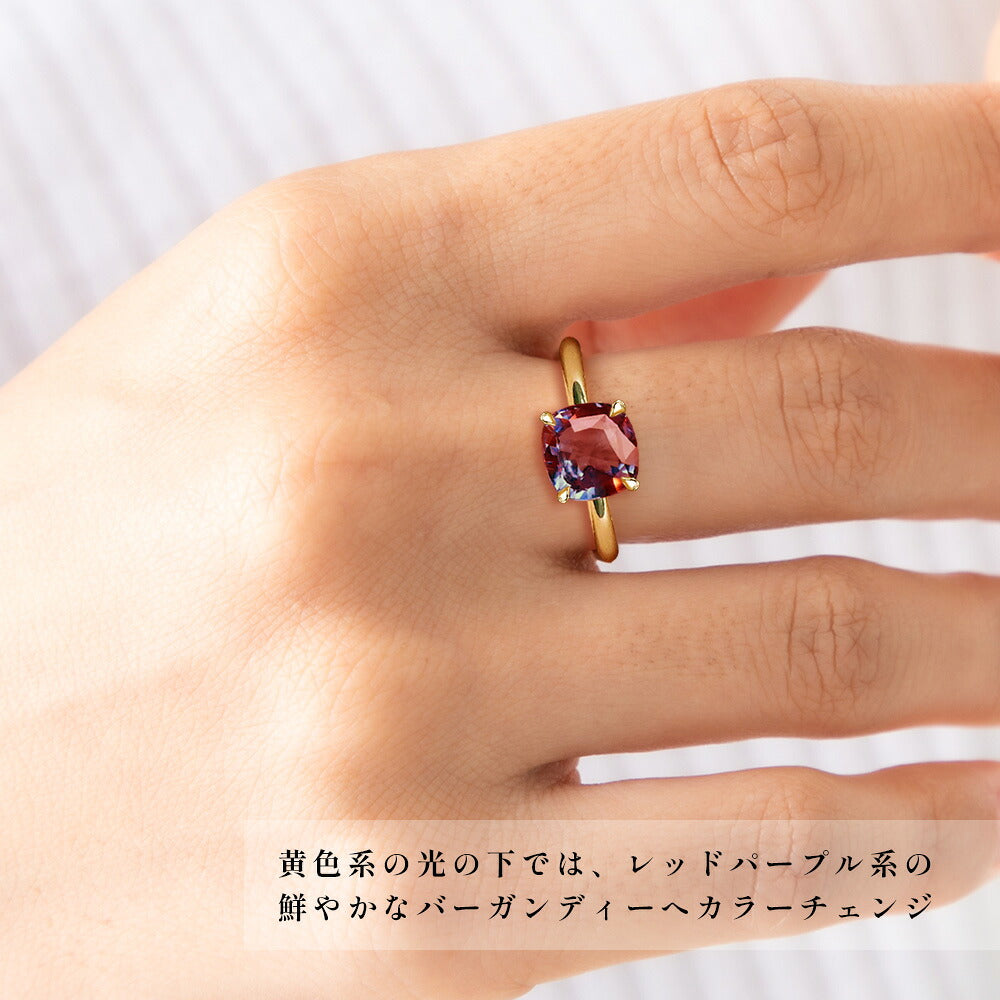 約2.9ct ラボグロウンアレキサンドライト クッションリング:K18イエローゴールド・赤紫系の色味の着用例