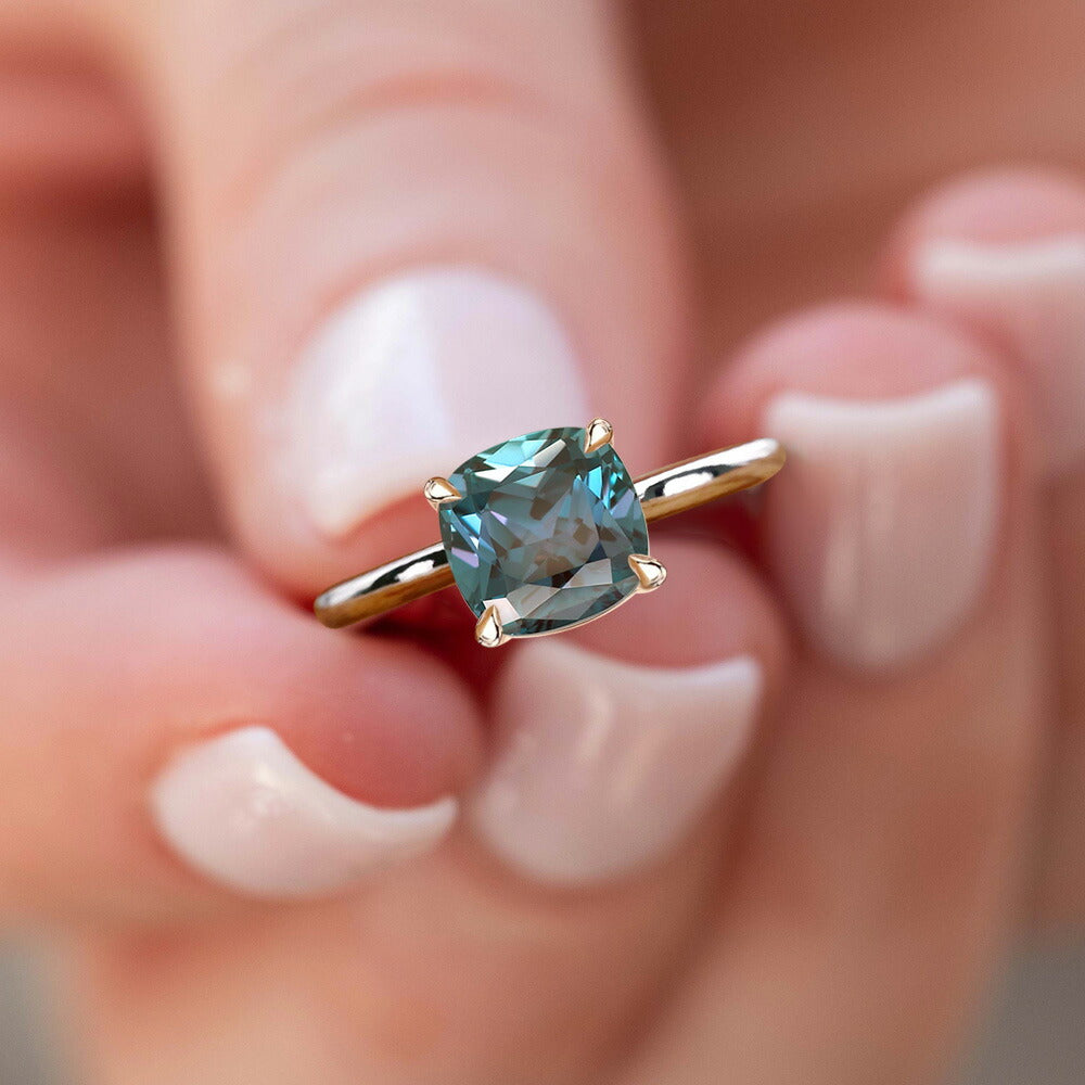 約2.9ct ラボグロウンアレキサンドライト クッションリング:指先で見るクッションカットのサイズ感