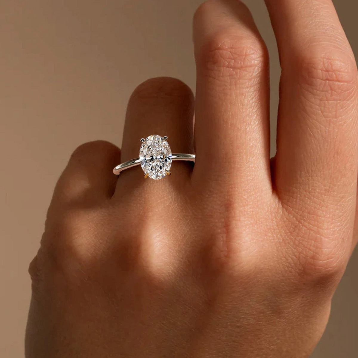 Pt900/K18 Fleurlue 1.5ct ラボグロウンダイヤモンド オーバルカット 4本爪リング 着用画像