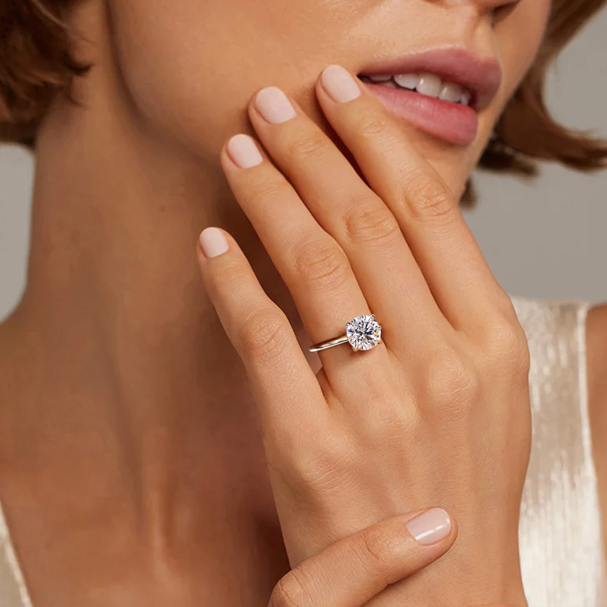 Fleurlue 1.5ct ラウンド4本爪リング 着用画像