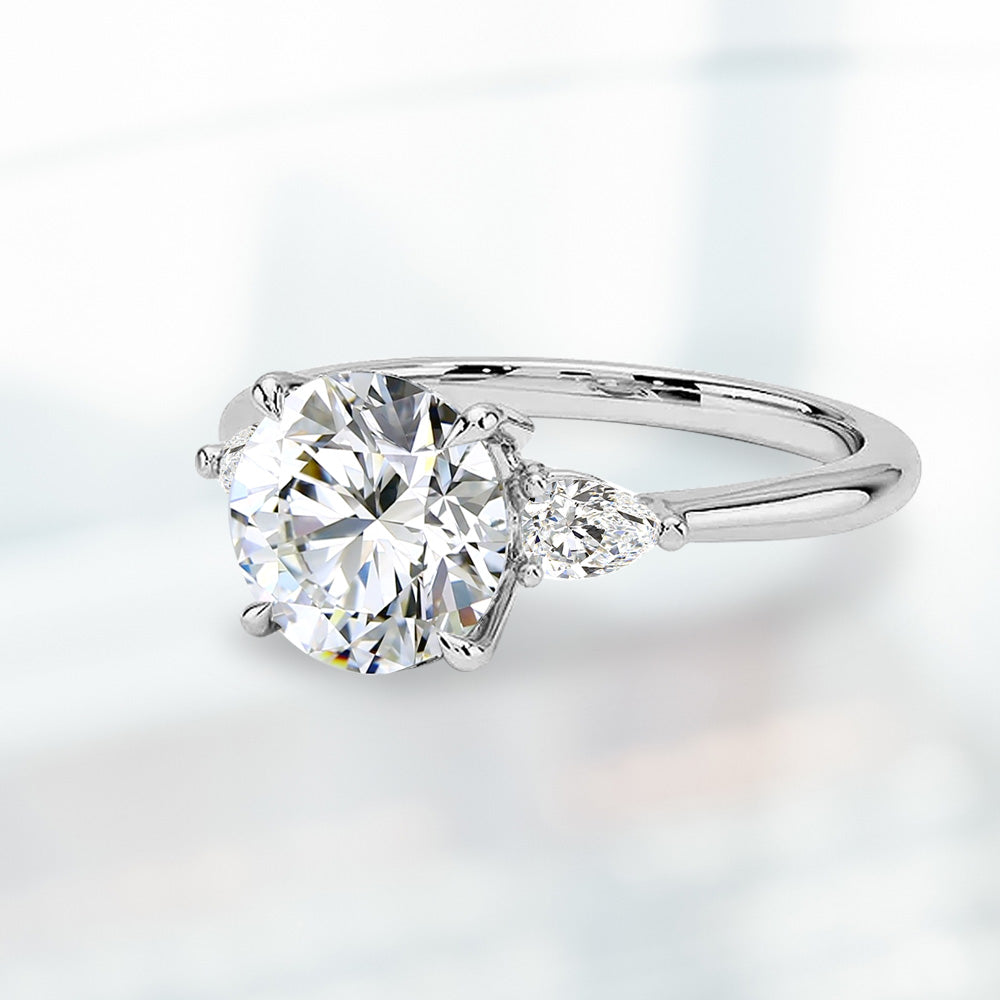 ラボグロウンダイヤモンド スリーストーンリング|ラウンド&ペアシェイプ 計1.5ct
