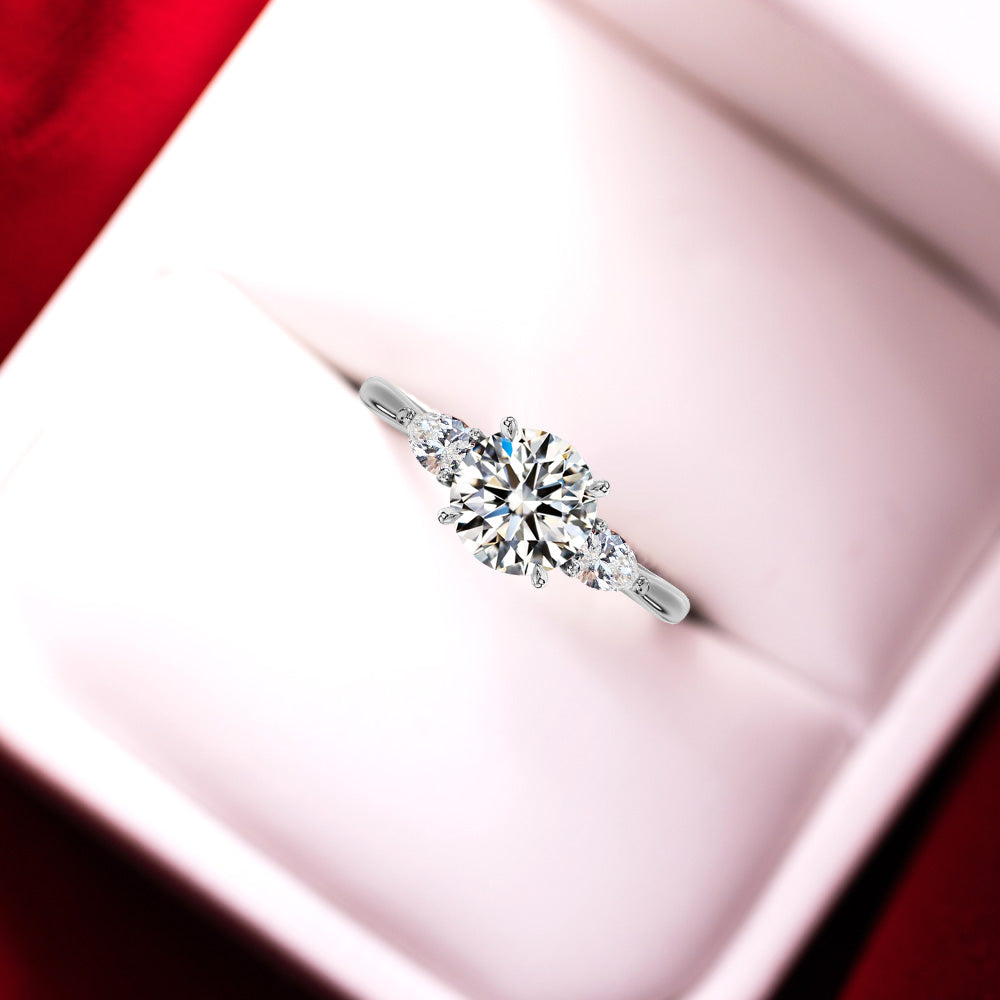 ラボグロウンダイヤモンド スリーストーンリング|ラウンド&ペアシェイプ 計1.5ct