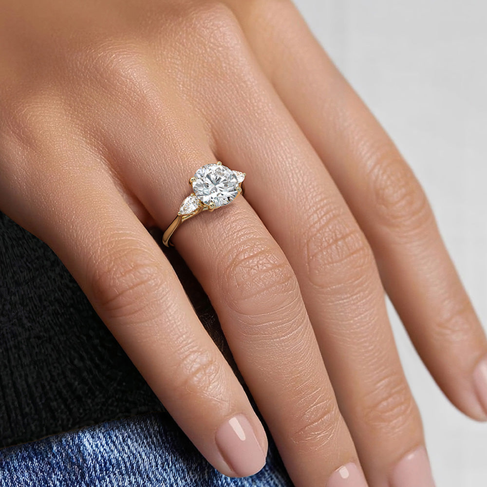 ラボグロウンダイヤモンド スリーストーンリング|ラウンド&ペアシェイプ 計1.5ct
