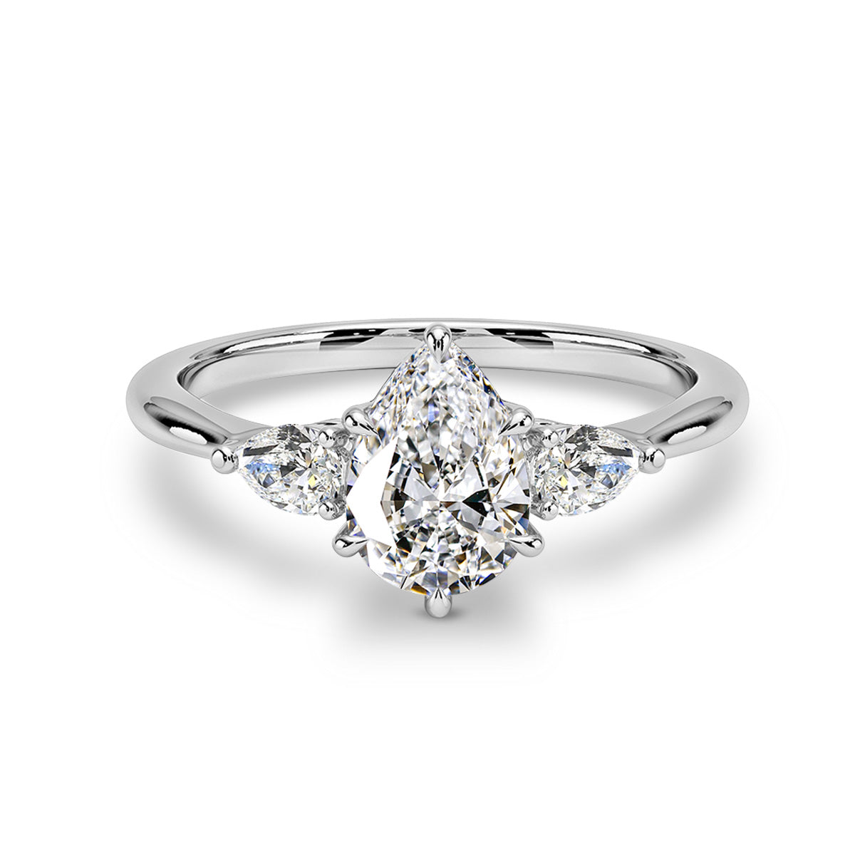 Pt900/K18 計1.5ct ラボグロウンダイヤモンド ペアシェイプ 3ストーンリング 白背景の商品画像