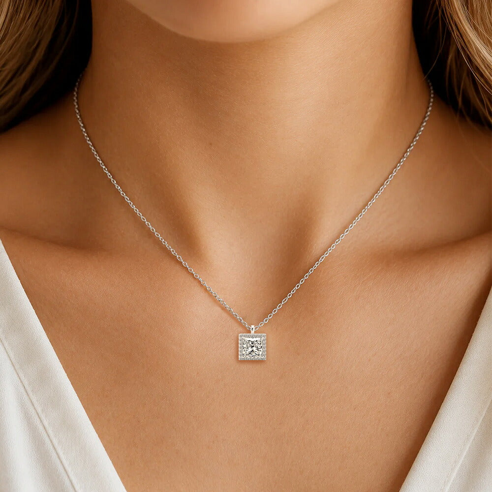 プリンセスカット ヘイローネックレス プラチナの着用例