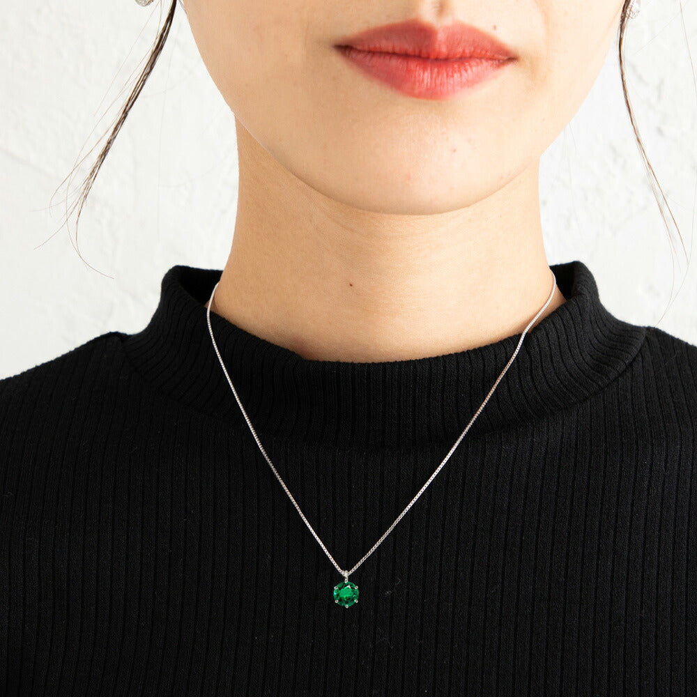 1ct ラボグロウンエメラルド ラウンドカット 一粒ネックレス:着用イメージ・黒トップス