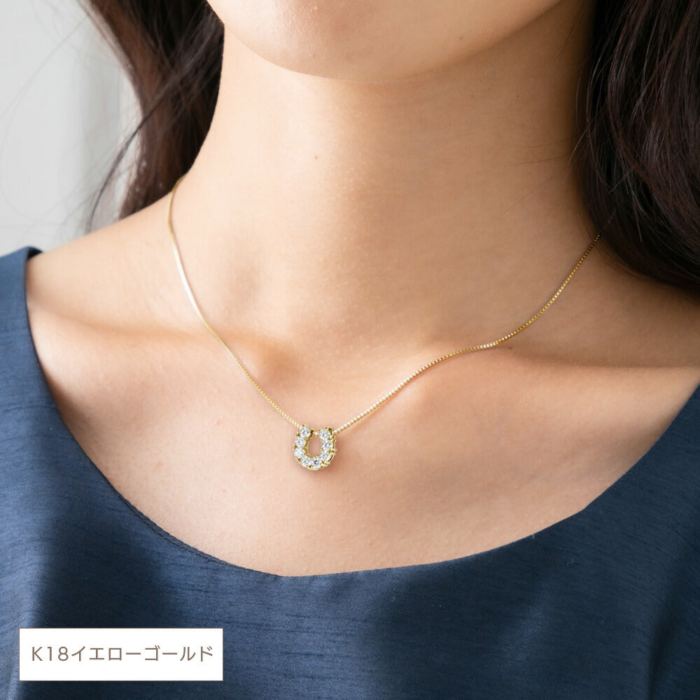 Pt900/K18 モアサナイト 馬蹄ネックレス|計1ct 着用イメージ