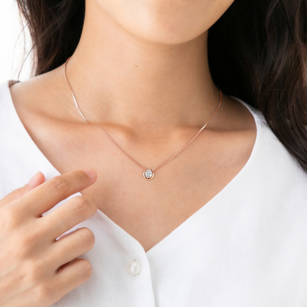 Pt900/K18 モアサナイト 一粒馬蹄ネックレス|0.3ct・0.5ct 着用イメージ