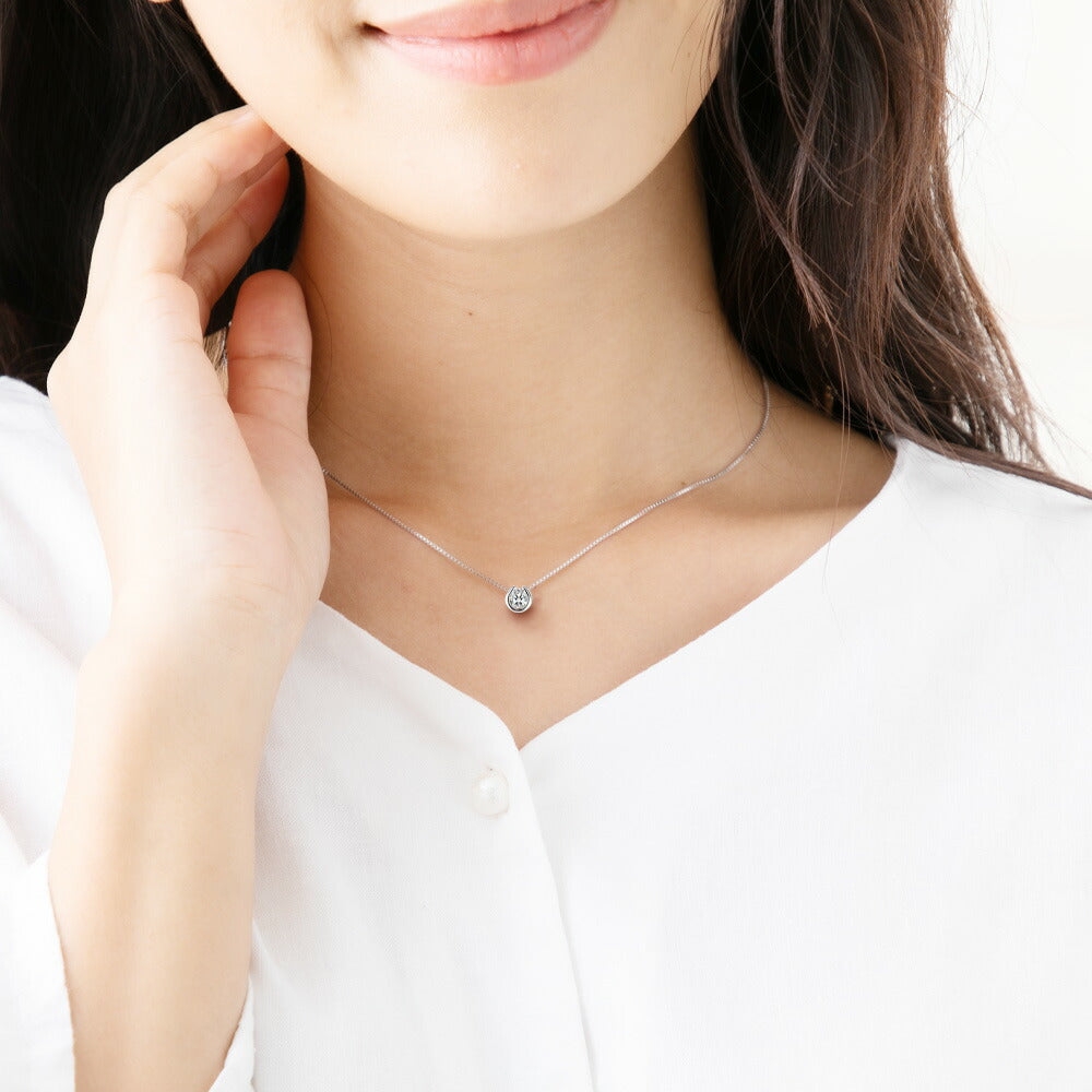 Pt900/K18 モアサナイト 一粒馬蹄ネックレス|0.3ct・0.5ct 着用イメージ