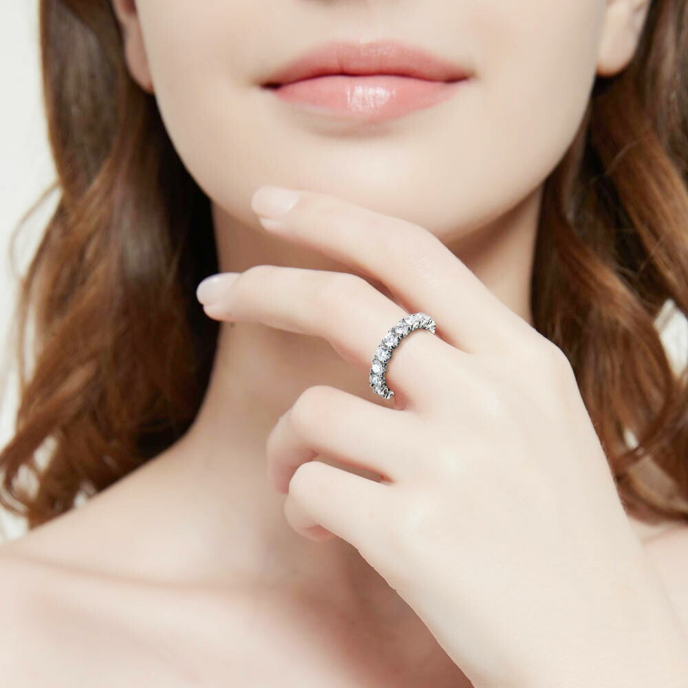 Pt900/K18 1.32ct モアサナイト 3/4エタニティリング 着用イメージ