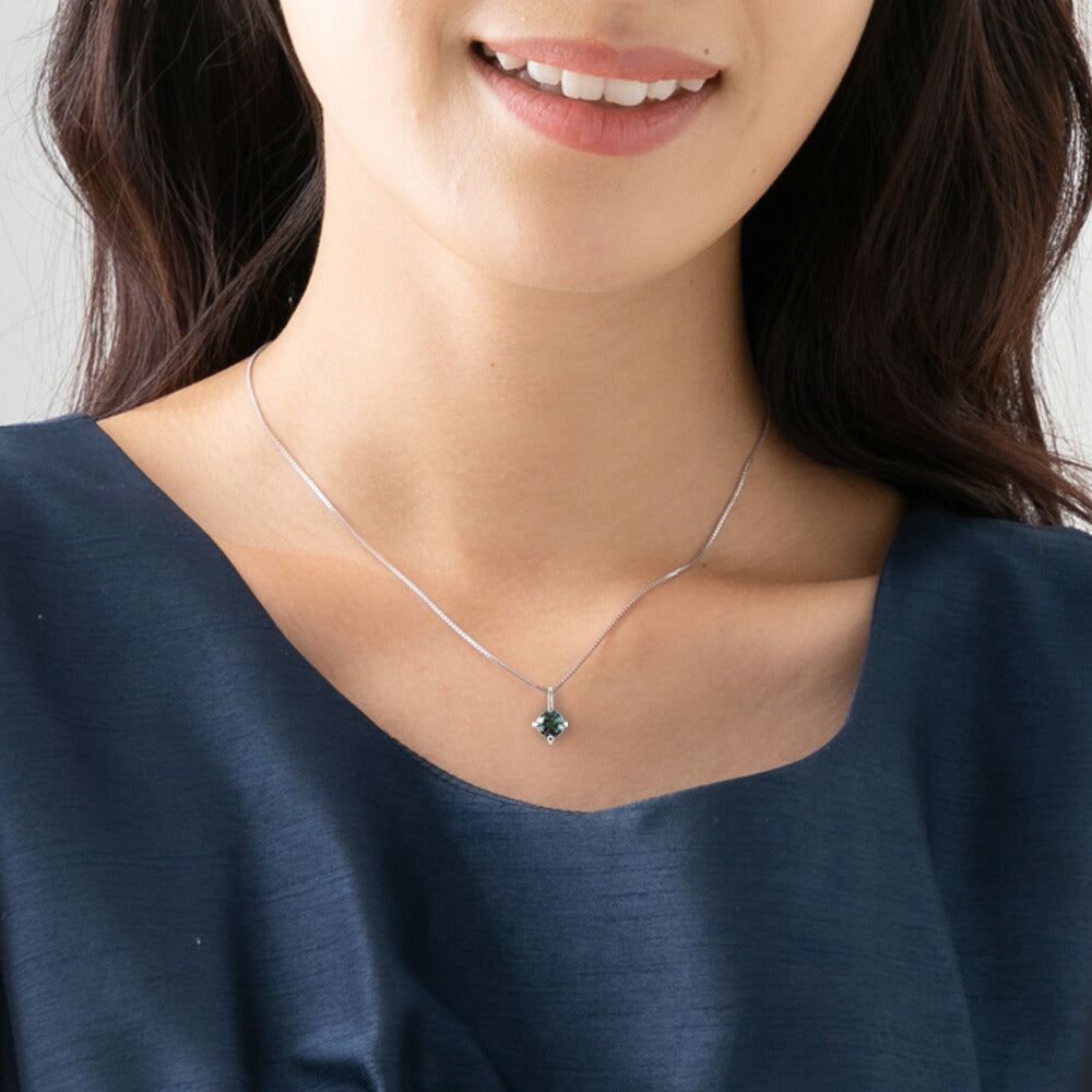 NOP020AX 1.25ct ラウンド ラボグロウンアレキサンドライト ネックレス プラチナの着用イメージ・全体