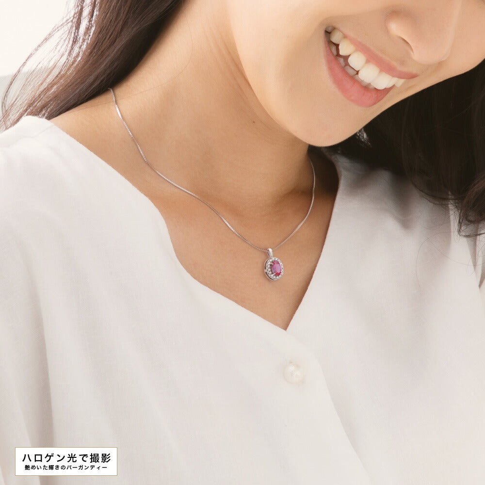 NOP021AX 1.5ct オーバル ラボグロウンアレキサンドライト ヘイローネックレス 着用イメージ・ハロゲン光下の色