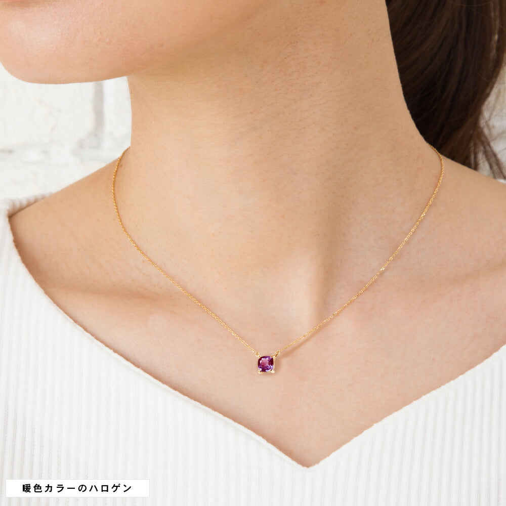 NOP023AX 約1.2ct クッションカット ラボグロウンアレキサンドライト 両吊りネックレス K18イエローゴールド 着用 暖色照明