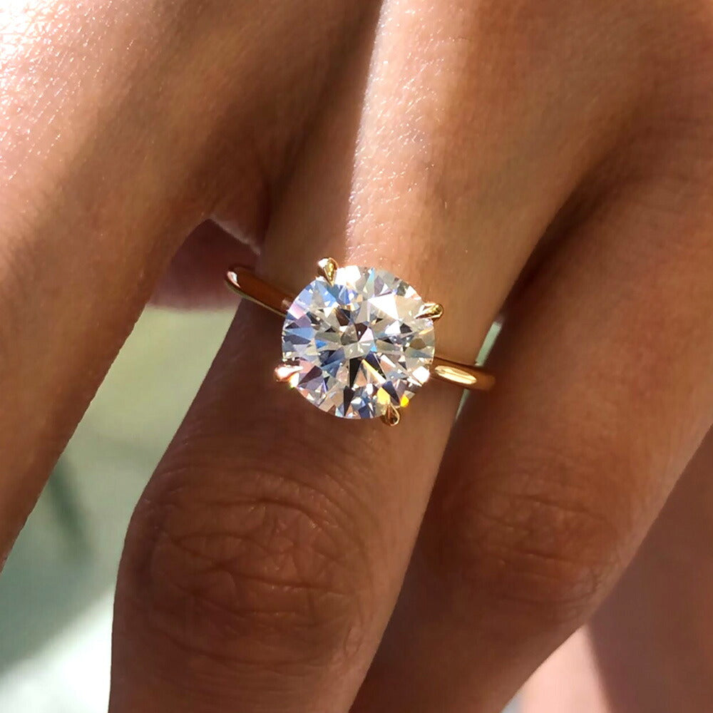 Fleurlue 3ct ラボグロウンダイヤモンド 4本爪リング:K18イエローゴールド・手元のアップ