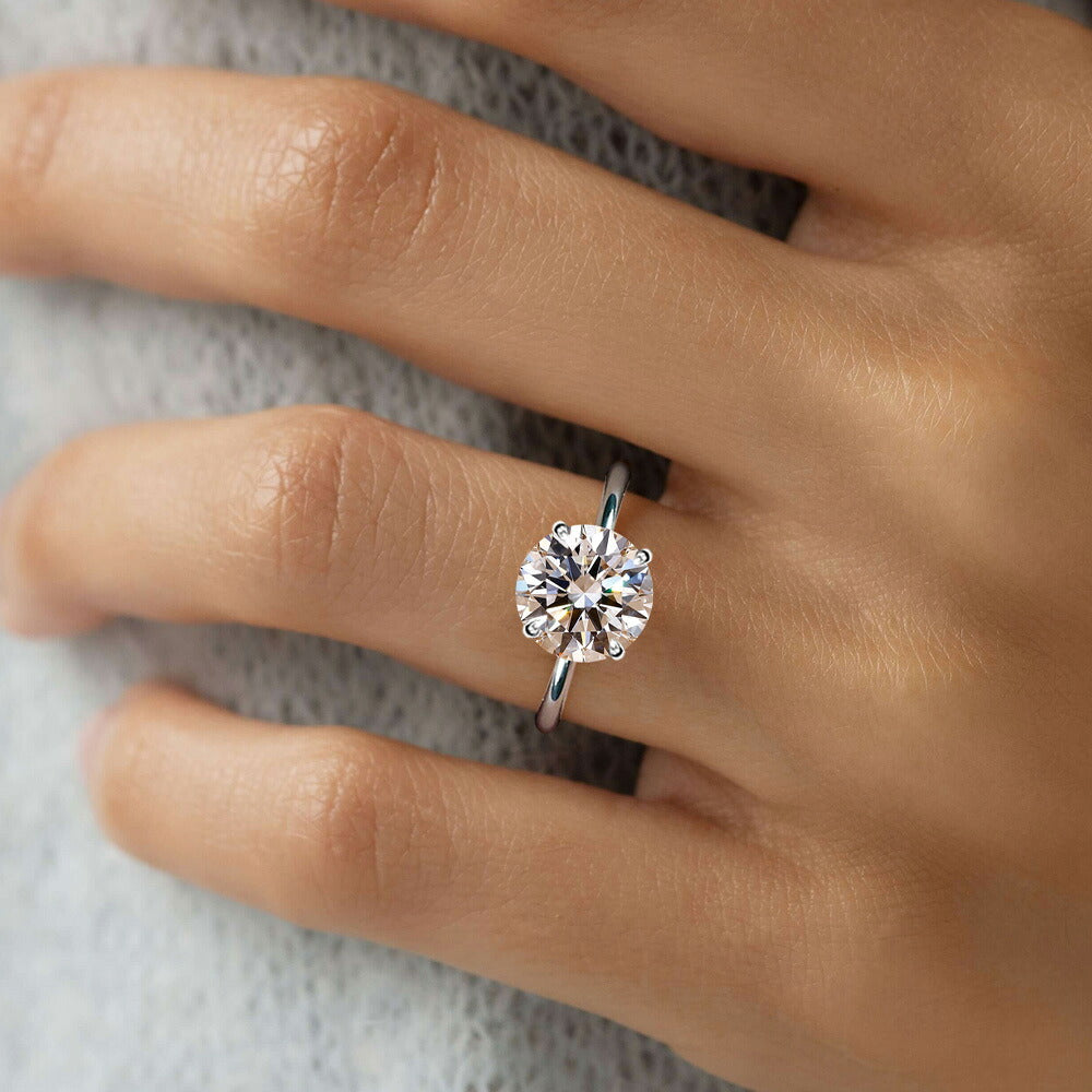 Fleurlue 3ct ラボグロウンダイヤモンド 4本爪リング:プラチナ・手元の着用イメージ