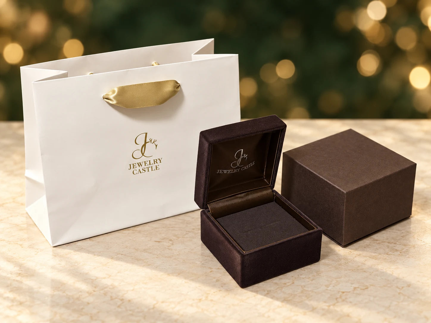 白いJEWELRY CASTLEの紙袋、開いたジュエリーケースと外箱