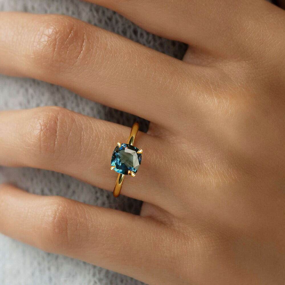 約2.9ct ラボグロウンアレキサンドライト クッションリング：K18イエローゴールド・着用イメージ