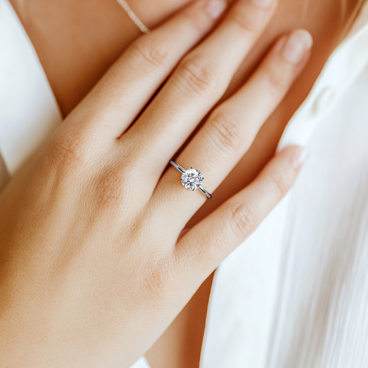 Pt900／K18 1.5ct ラボグロウンダイヤモンド 4本爪ソリティアリング 着用画像