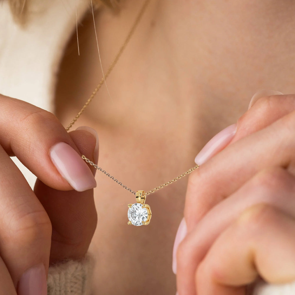 ラボグロウンダイヤモンド1.5ct・4本爪ペンダントのK18イエローゴールド着用アップ