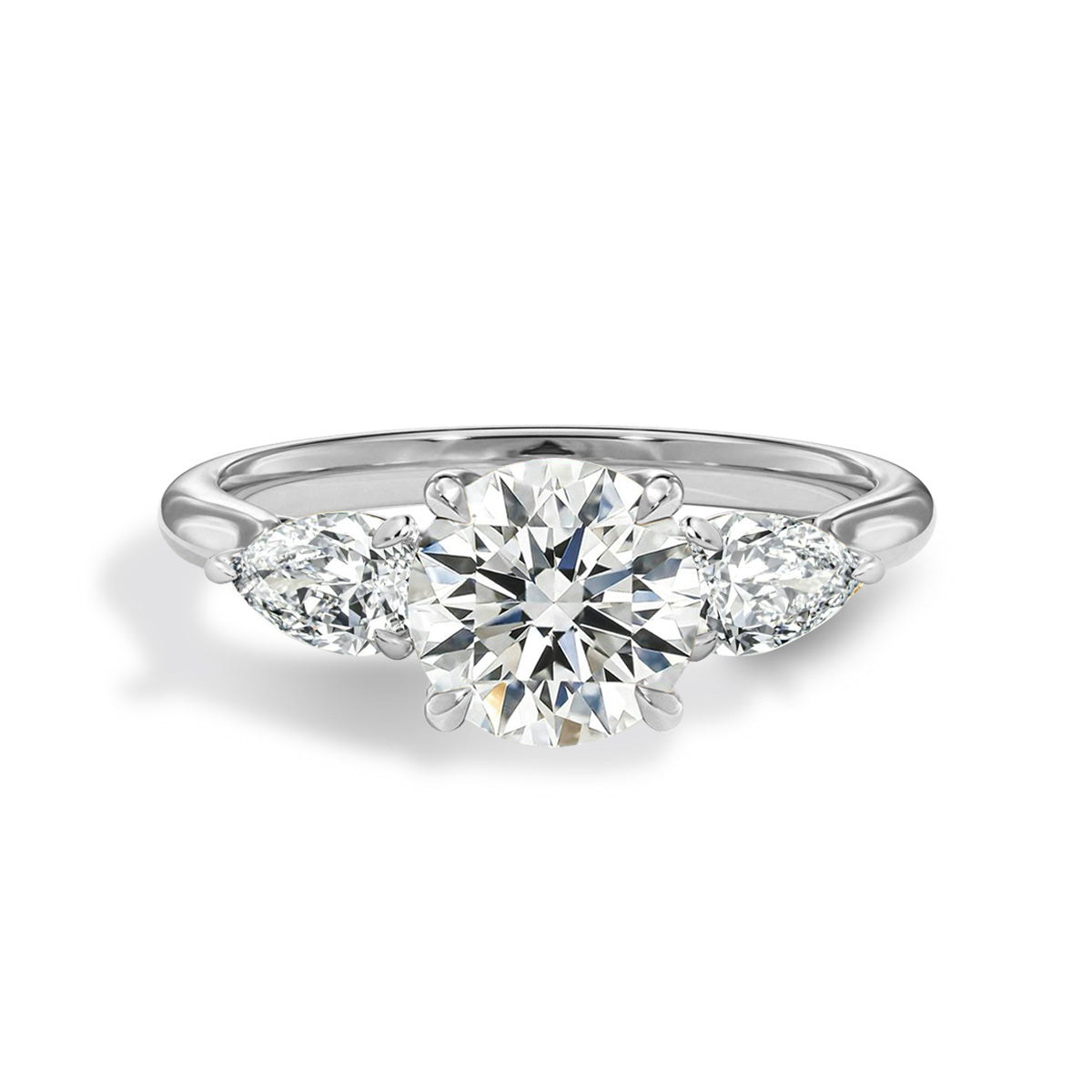 Pt900／K18 計1.5ct ラボグロウンダイヤモンド ラウンド＆ペアシェイプ 3ストーンリング 白背景の商品画像