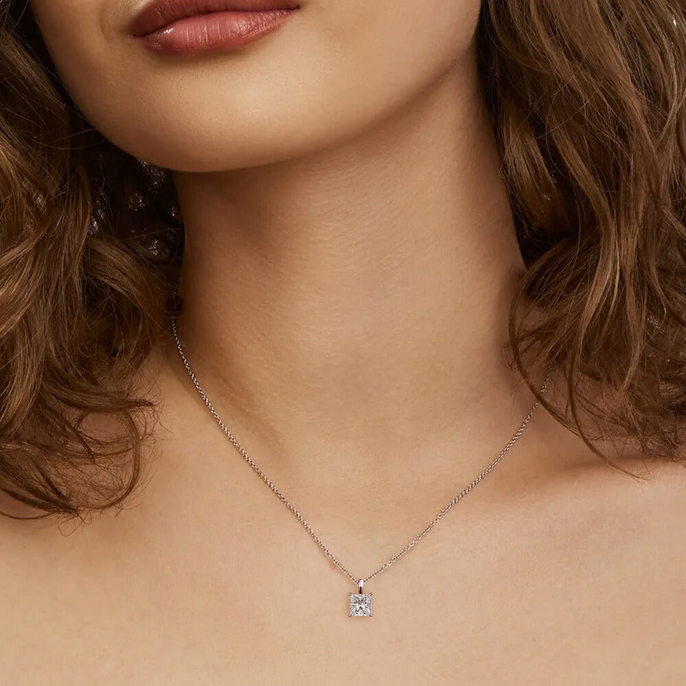 1ct ラボグロウンダイヤモンド プリンセスカット 一粒ネックレス：着用イメージ