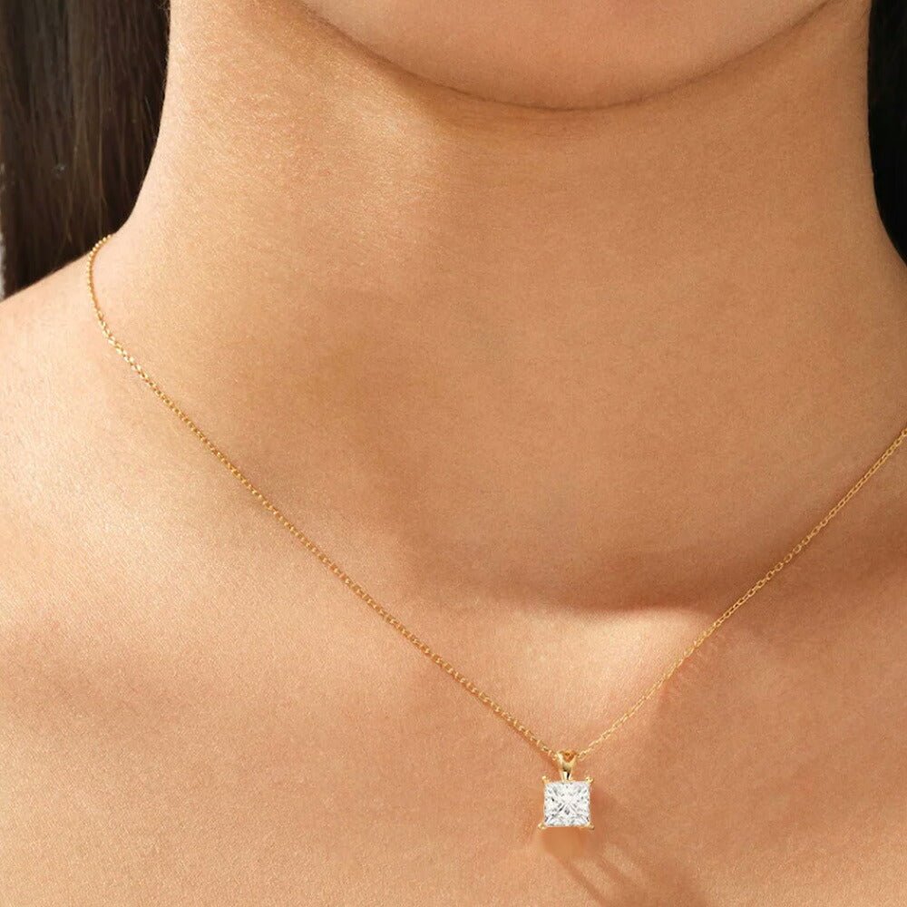 1ct ラボグロウンダイヤモンド プリンセスカット 一粒ネックレス：K18イエローゴールドの首元