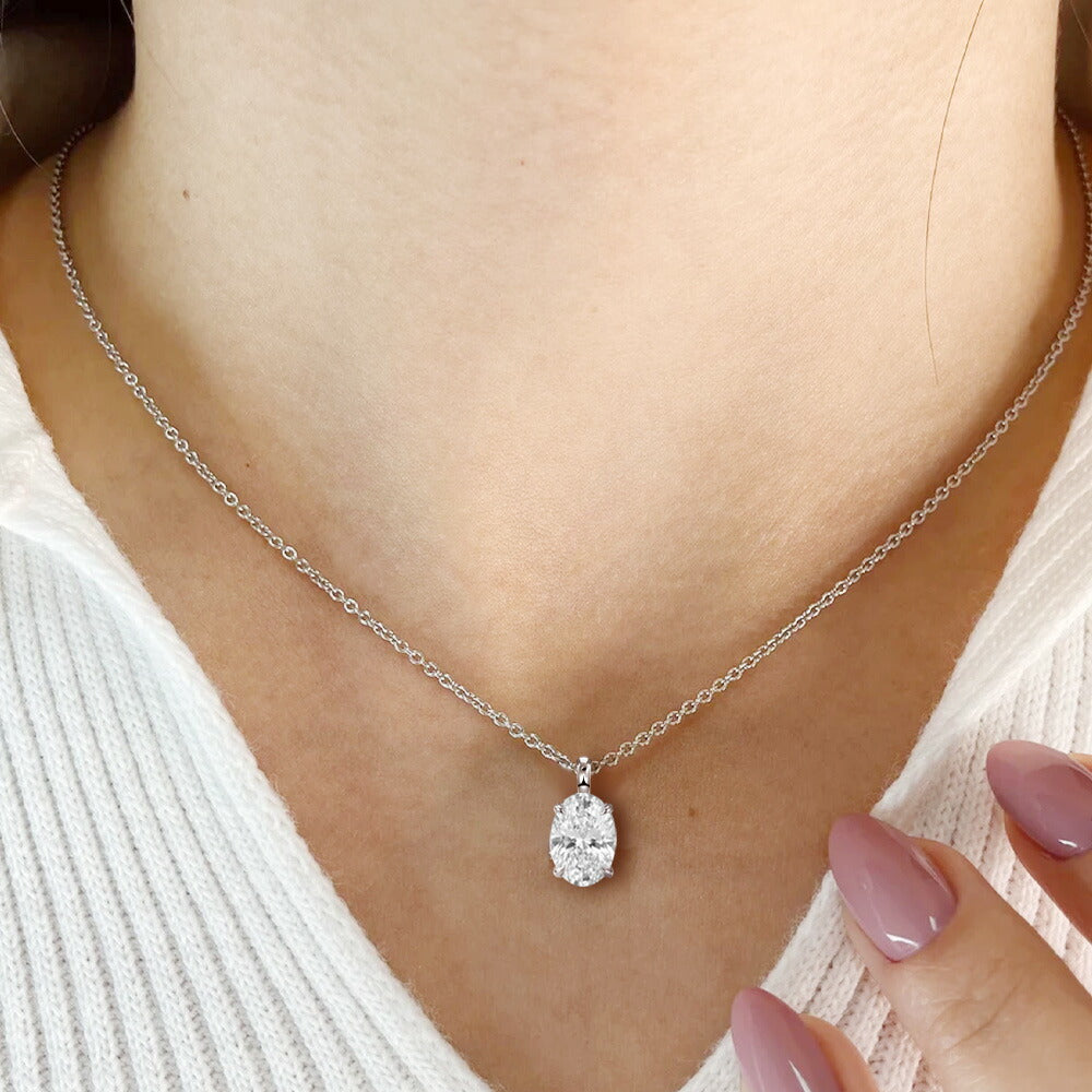 プラチナ 1.5ct オーバルネックレスの着用例
