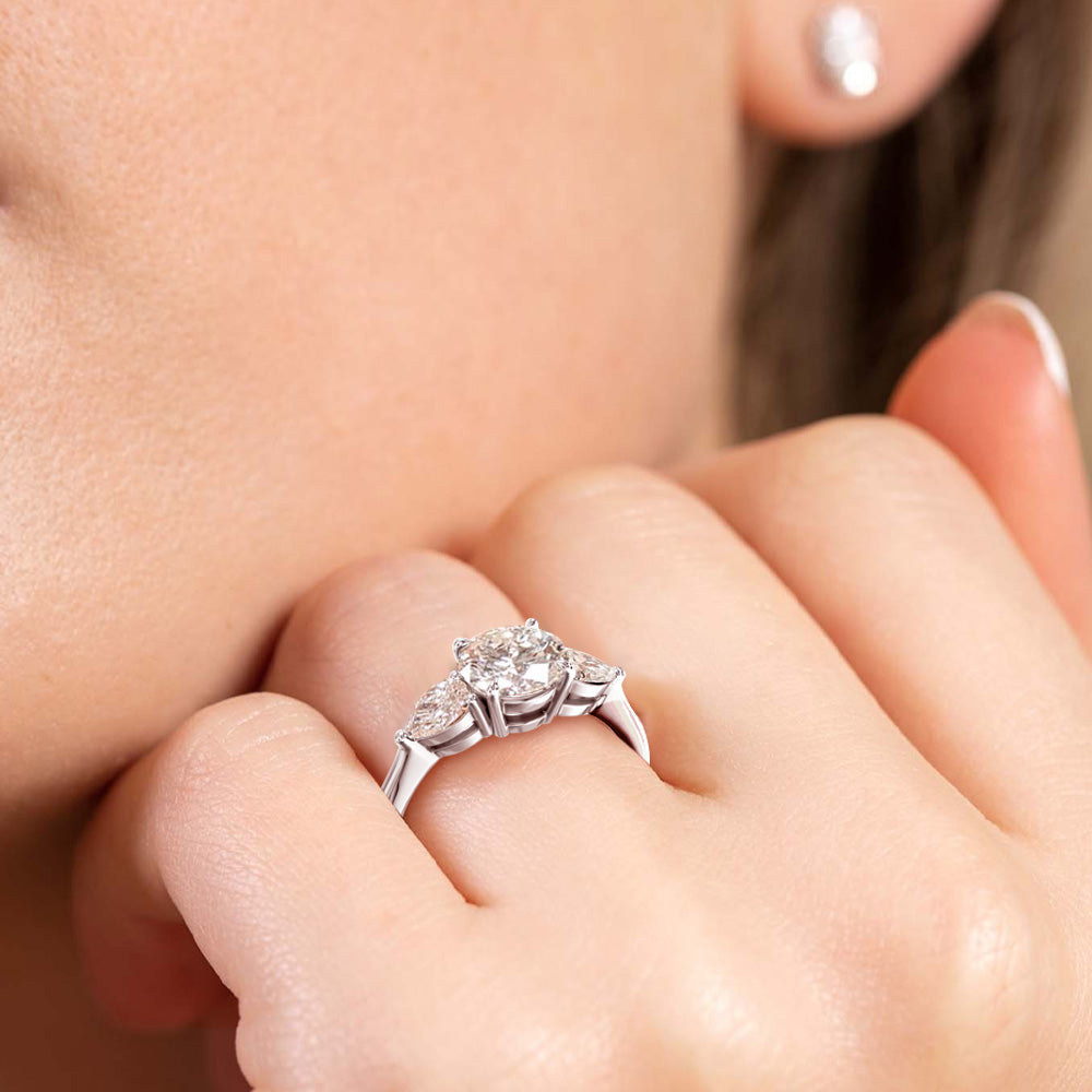 ラボグロウンダイヤモンド スリーストーンリング｜ラウンド＆ペアシェイプ 計1.5ct