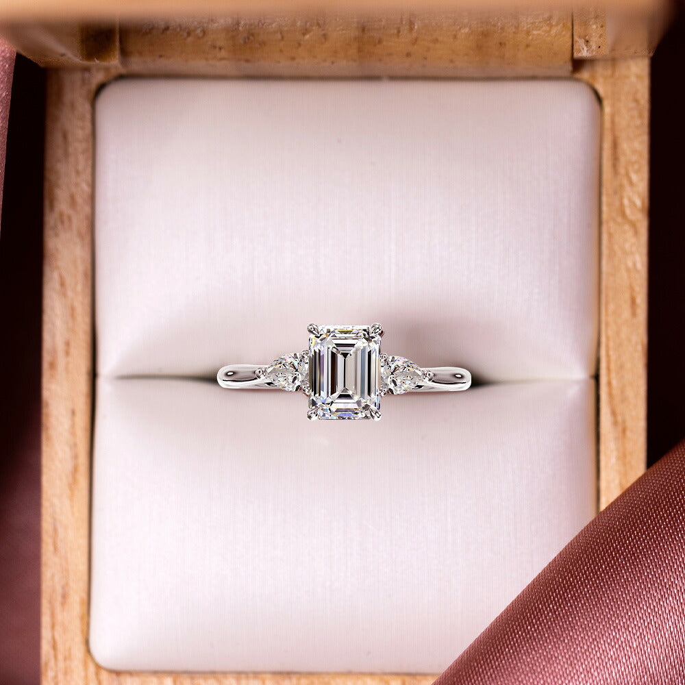 計1.5ct エメラルド＆ペアシェイプ スリーストーンリング ジュエリーボックス内の商品