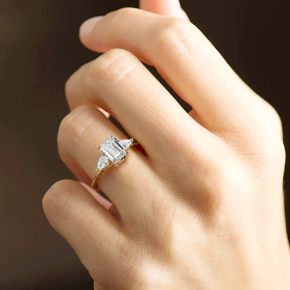 計1.5ct エメラルド＆ペアシェイプ スリーストーンリング K18イエローゴールド着用イメージ