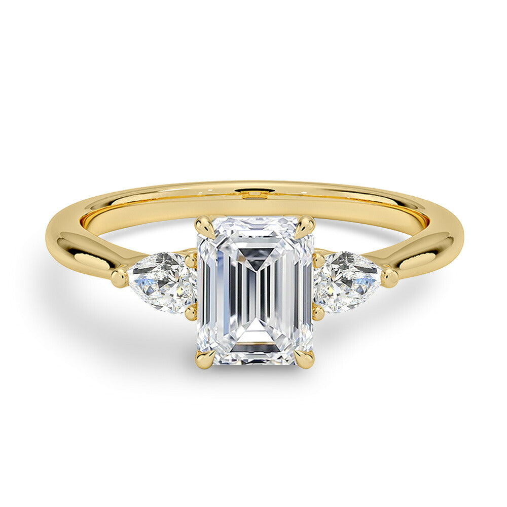 計1.5ct エメラルド＆ペアシェイプ スリーストーンリング K18イエローゴールド 白背景