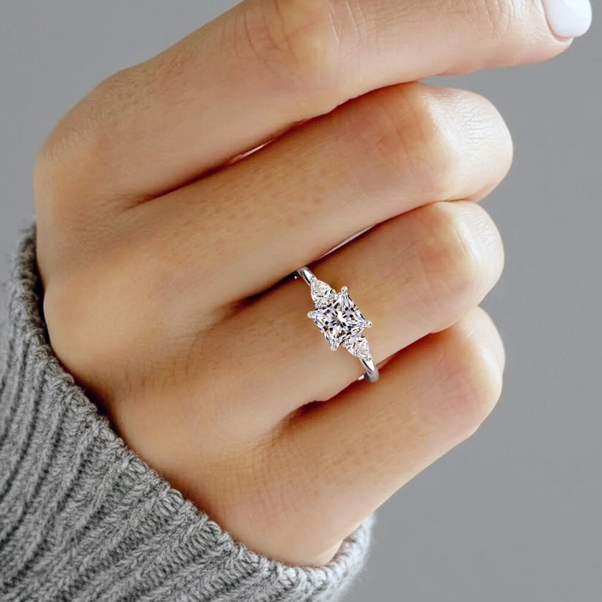 Pt900／K18 計1.5ct ラボグロウンダイヤモンド プリンセスカット 3ストーンリング 着用画像