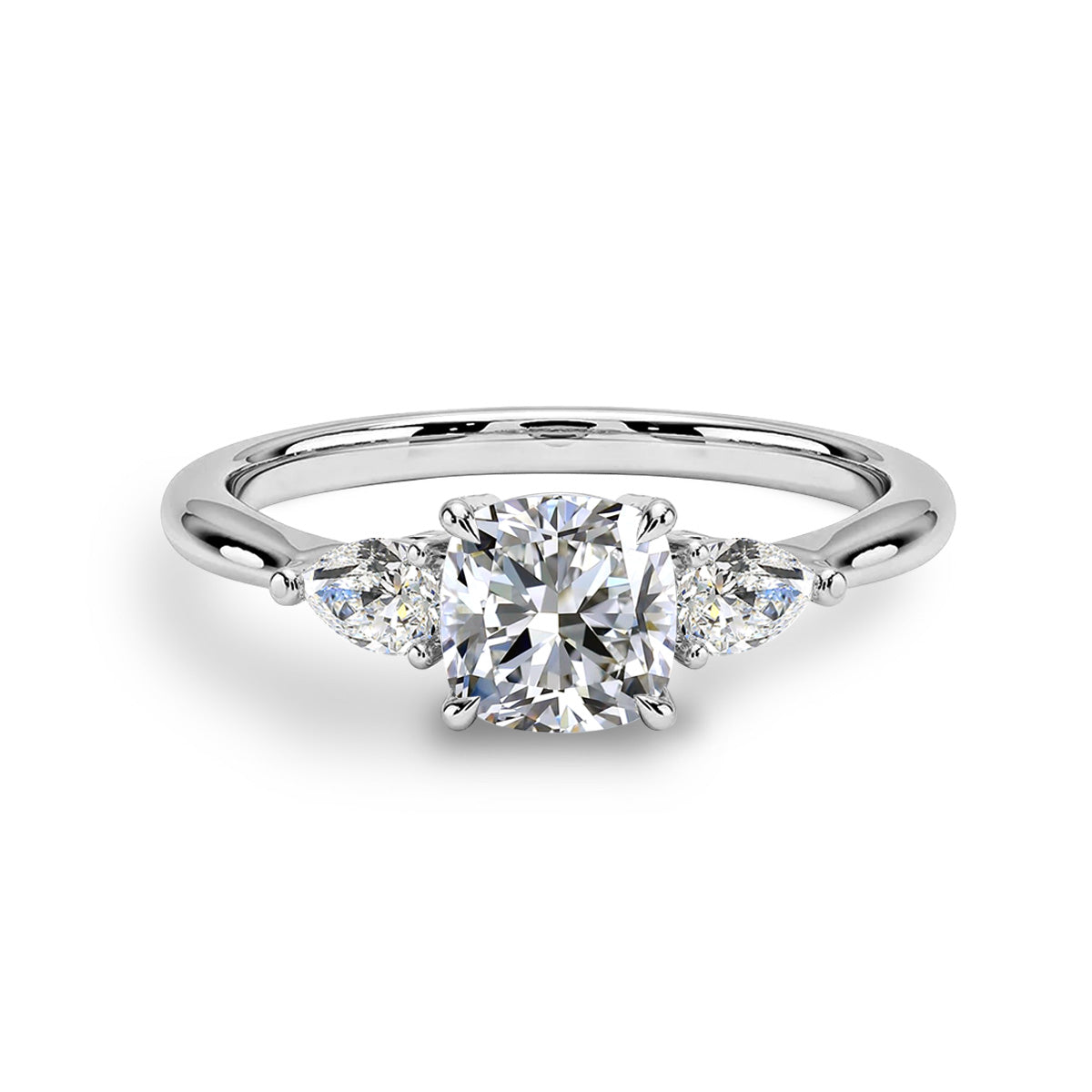 Pt900／K18 計1.5ct ラボグロウンダイヤモンド クッションカット 3ストーンリング 白背景の商品画像