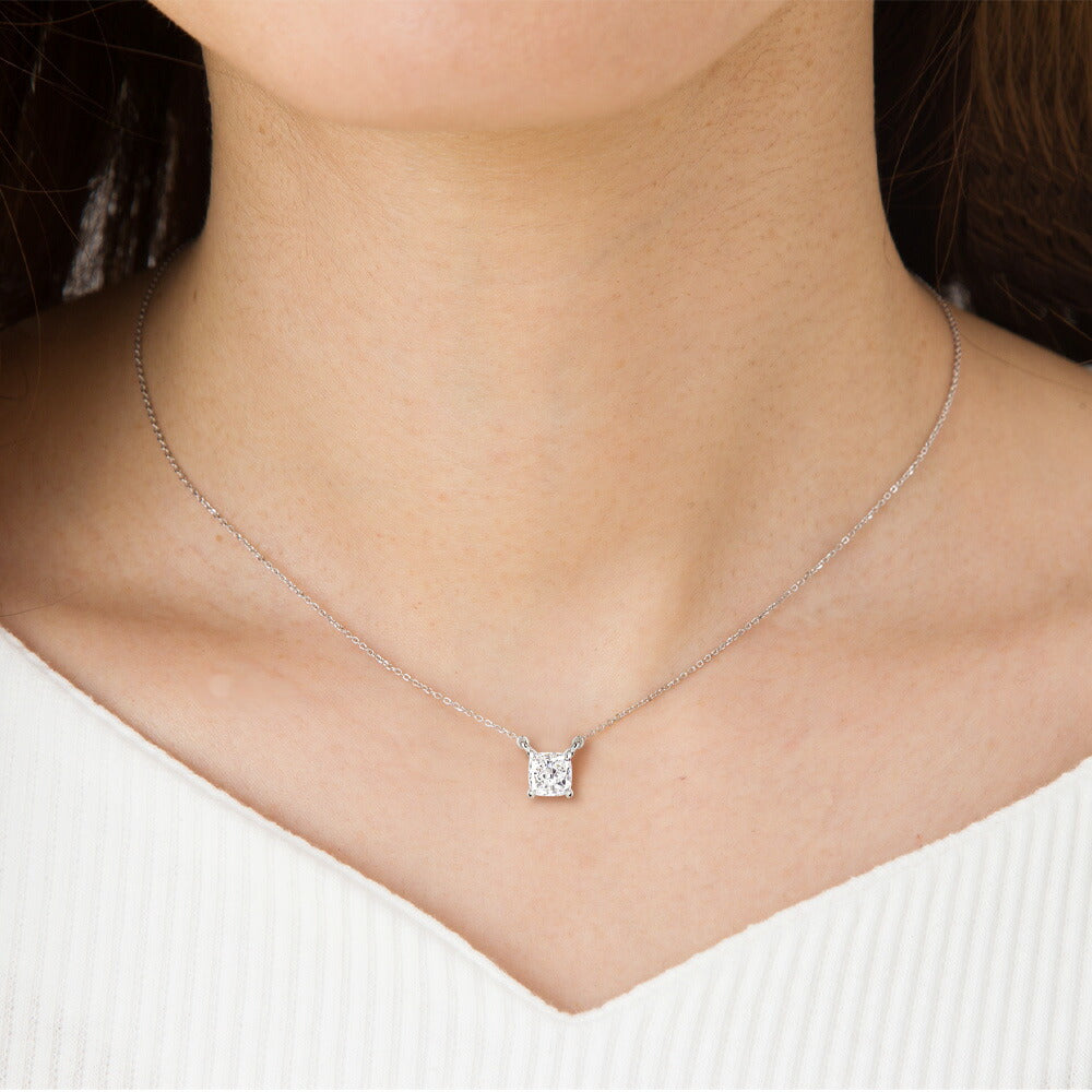 Pt900／K18 モアサナイト クッションカット 一粒ネックレス｜0.5ct・1ct 着用イメージ