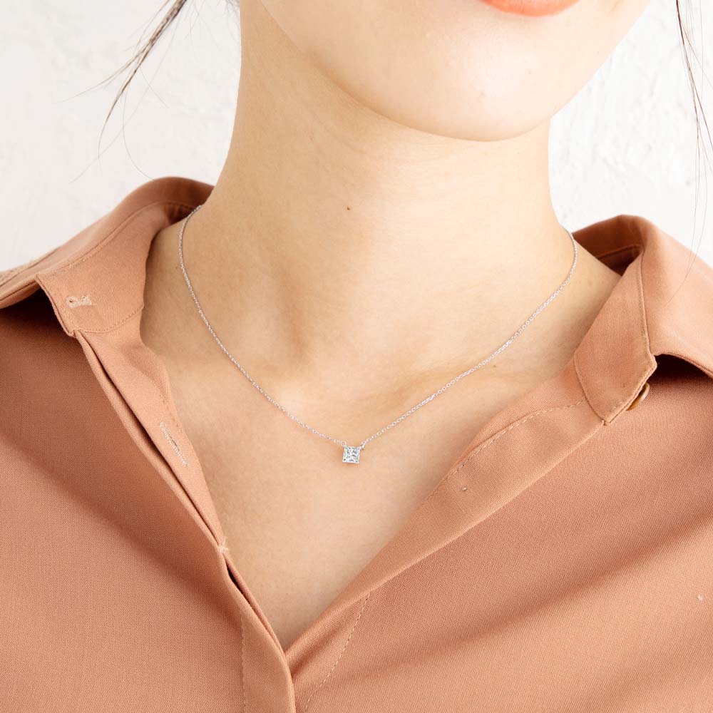 Pt900 モアサナイト プリンセスカット ネックレス｜0.3ct・0.5ct・1ct 着用イメージ