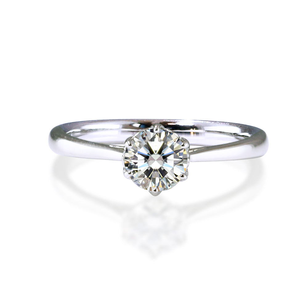 Pt900／K18 0.5ct モアサナイト ソリティアリング 白背景の商品画像