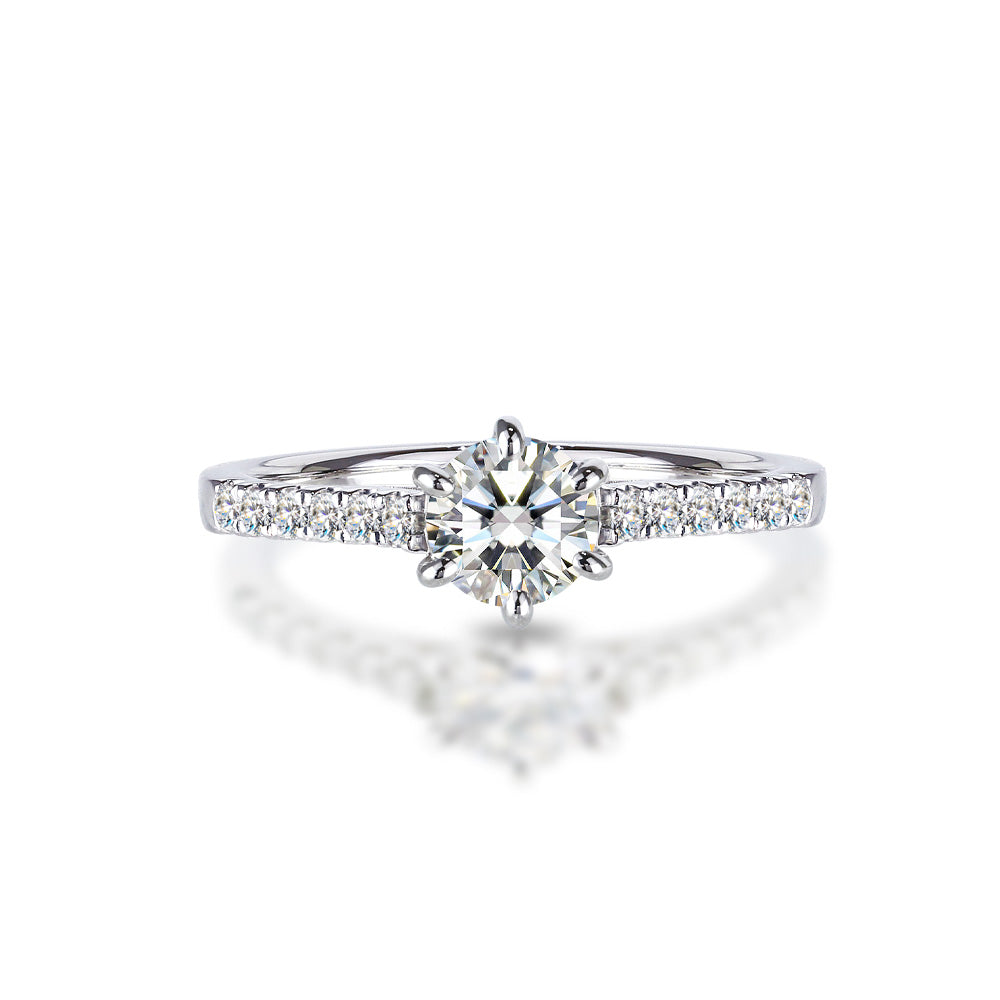 Pt900／K18 0.5ct モアサナイト サイドストーンリング 白背景の商品画像