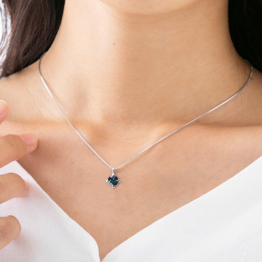 NOP020AX 1.25ct ラウンド ラボグロウンアレキサンドライト ネックレス 青緑色のカラーチェンジ着用イメージ