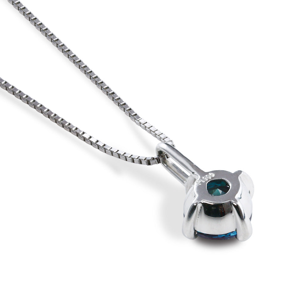 NOP020AX 1.25ct ラウンド ラボグロウンアレキサンドライト ネックレス プラチナ 白背景・裏側のディテール