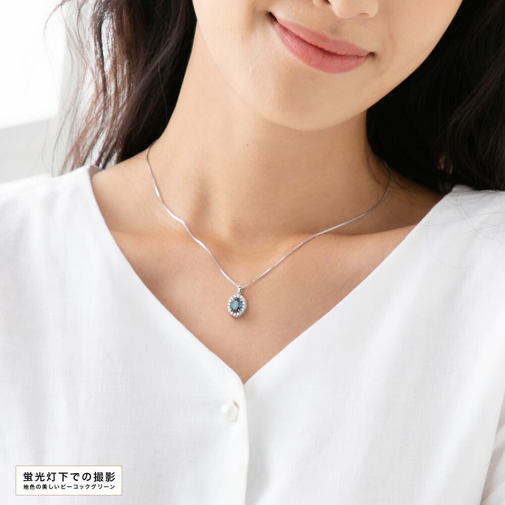 NOP021AX 1.5ct オーバル ラボグロウンアレキサンドライト ヘイローネックレス 着用イメージ・蛍光灯下の色