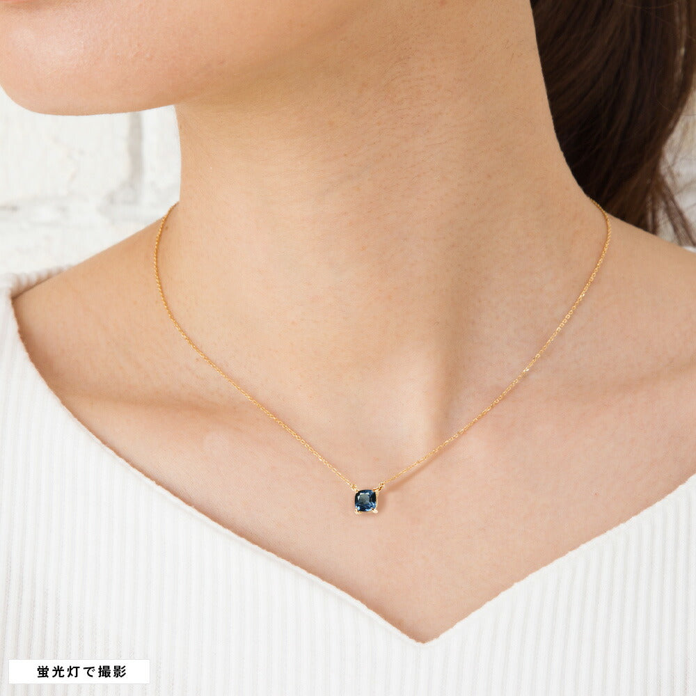 NOP023AX 約1.2ct クッションカット ラボグロウンアレキサンドライト 両吊りネックレス K18イエローゴールド 着用 蛍光灯