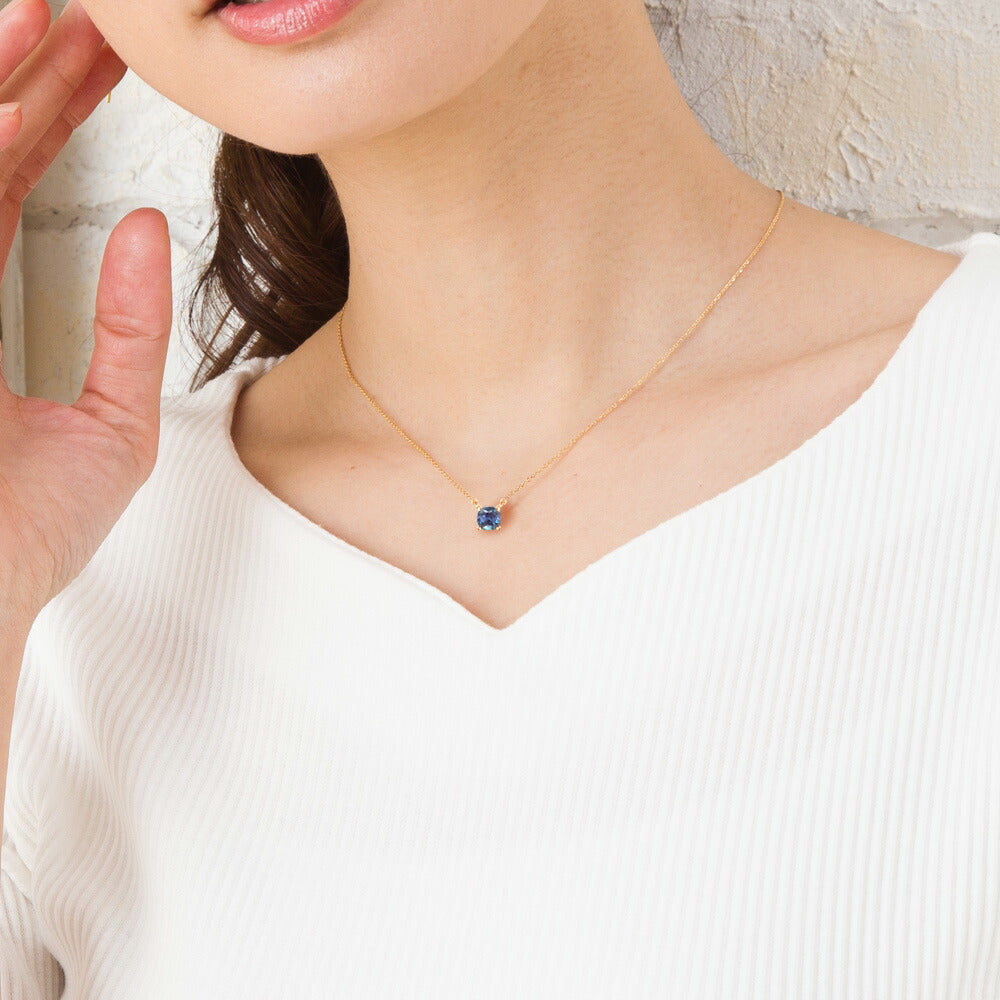 NOP023AX 約1.2ct クッションカット ラボグロウンアレキサンドライト 両吊りネックレス K18イエローゴールド 着用
